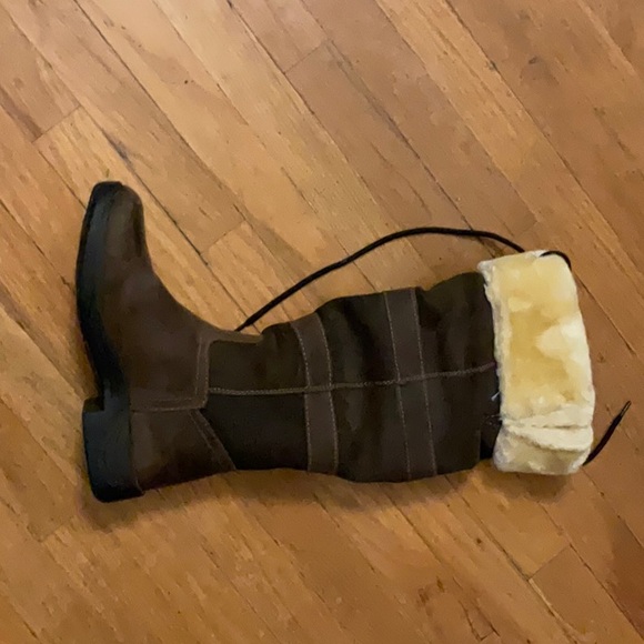 The Dublin boots are size 6 and are leather with a soft and plush interior - Picture 2 of 3